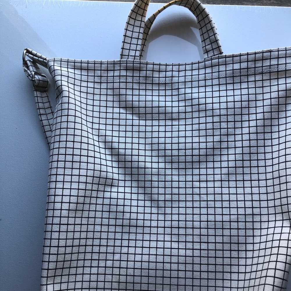 Tote bag with shoulder carrier